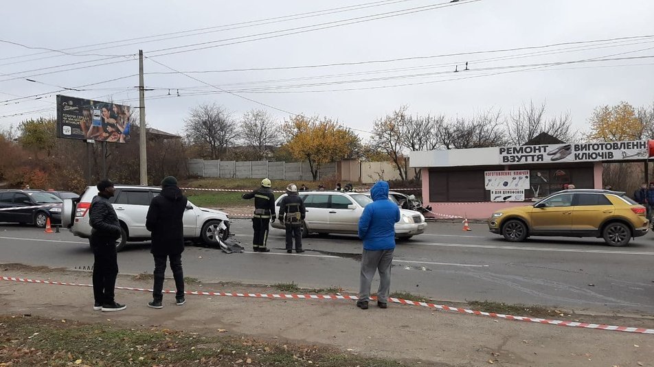 ДТП з багатьма потерпілими у Харкові: після зіткнення машина вилетіла на зупинку