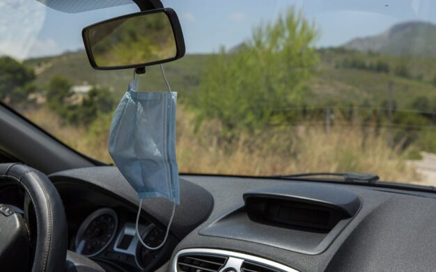 Почему нельзя вешать защитную маску на зеркало в автомобиле - today.ua