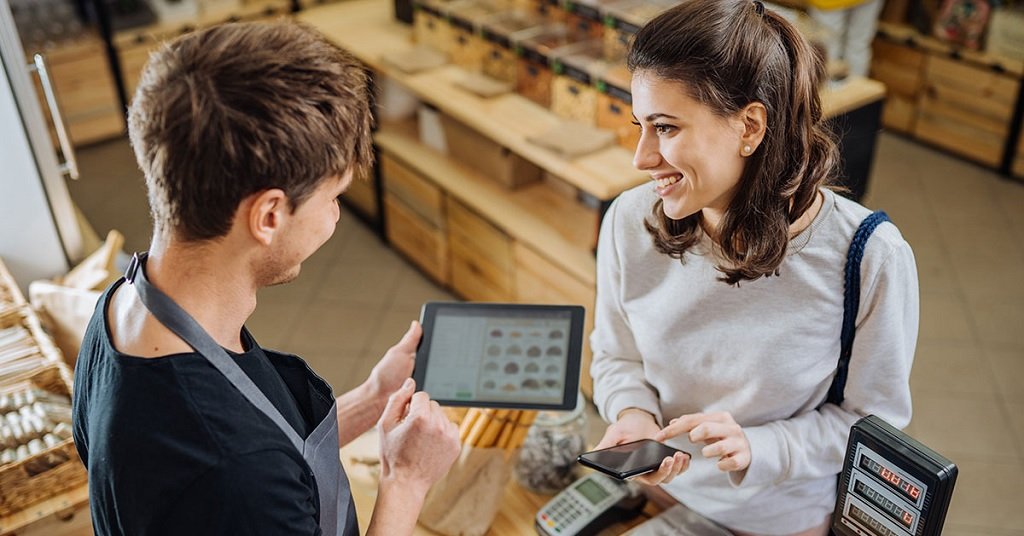 Monobank начал продавать банковские карты в супермаркетах