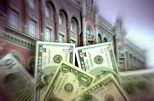 Українці почали активно скуповувати долари: Нацбанк розпродає валютний резерв 