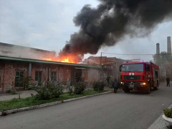 ЧП на военном заводе в Днепре: спасатели не могут потушить пожар, вспыхнувший на предприятии 