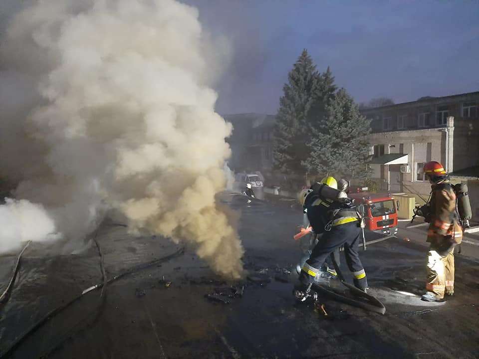 НП на військовому заводі у Дніпрі: рятувальники не можуть загасити пожежу, що спалахнула на підприємстві