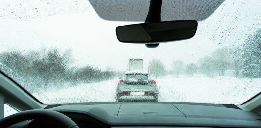 Чому запотіває скло в автомобілі, і як з цим боротися - today.ua