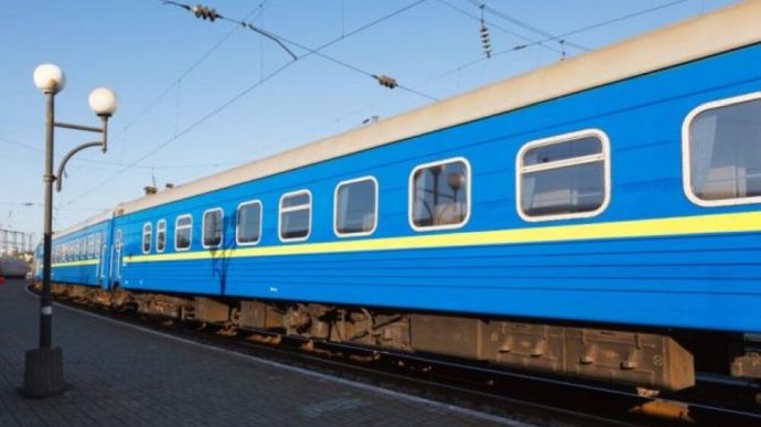 Из-за ситуации с коронавирусом “Укрзализныця“ снова перестала брать пассажиров на поезда: откуда теперь нельзя уехать