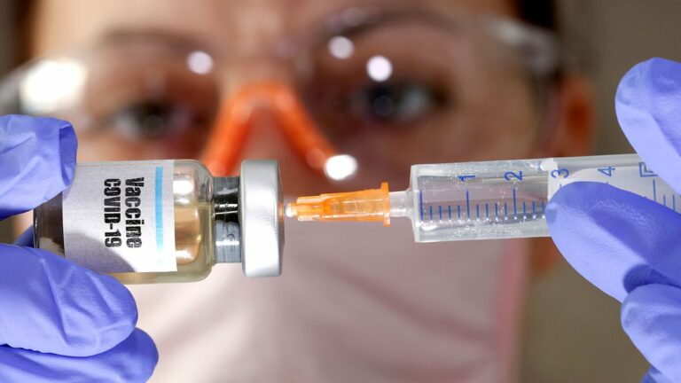 Вакцина від коронавірусу може бути небезпечна: медик розповів, кому варто остерігатися - today.ua