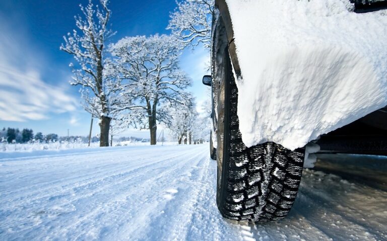 Полиция рассказала водителям, как избежать ДТП на зимней дороге - today.ua