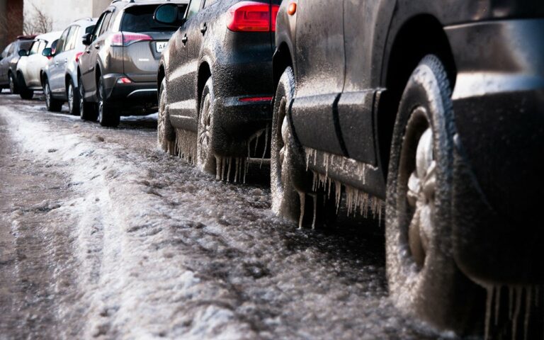 Коммунальщики посыпают дороги реагентами и солью: как защитить авто - today.ua