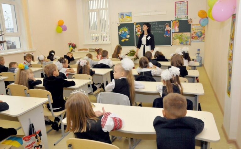 В Україні передумали підвищувати зарплати вчителям: в Кабміні зробили заяву - today.ua