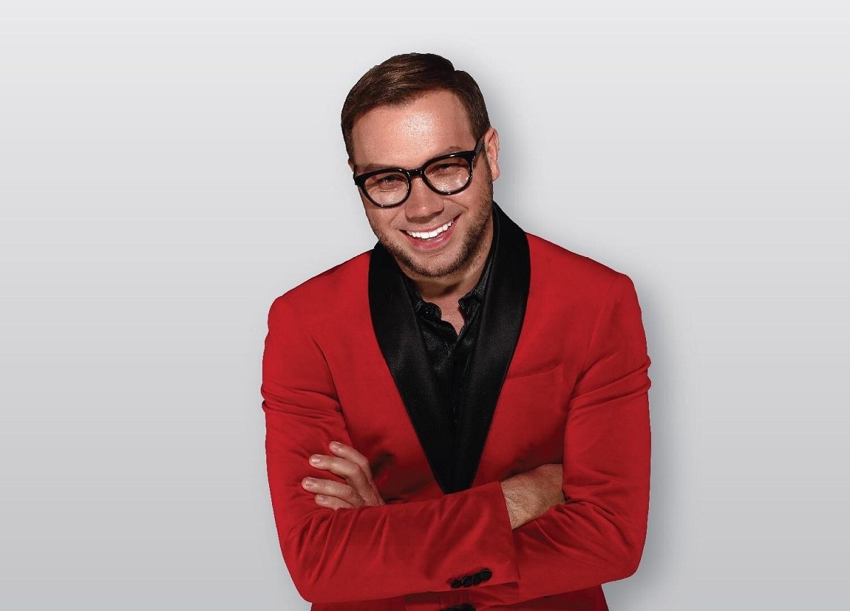 Модный дизайнер Андре Тан рассказал, как одеться на корпоратив стильно и уместно