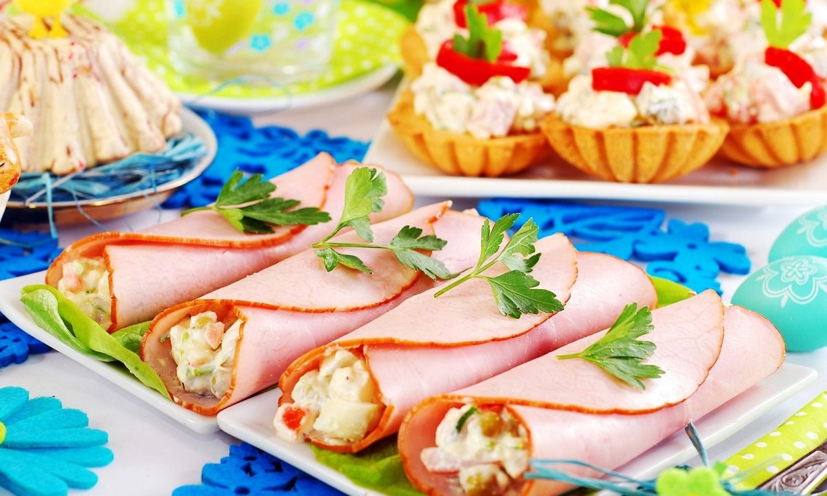 Закуска на Новый 2021 год: рулетики из ветчины с корейской морковкой - today.ua