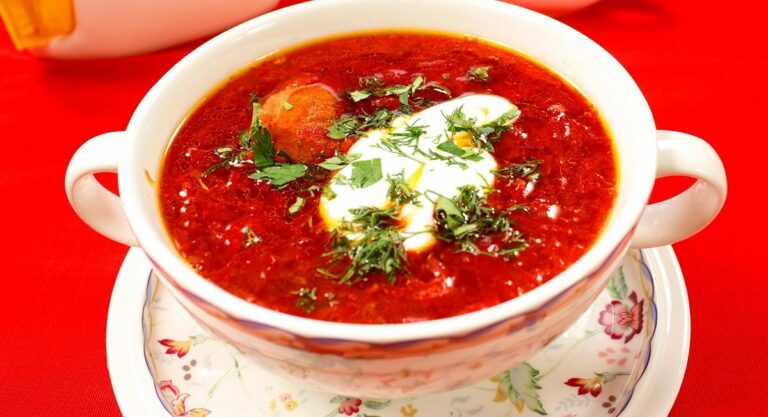 Червоний борщ без м'яса і капусти: рецепт смачної і ситної вегетаріанської страви - today.ua
