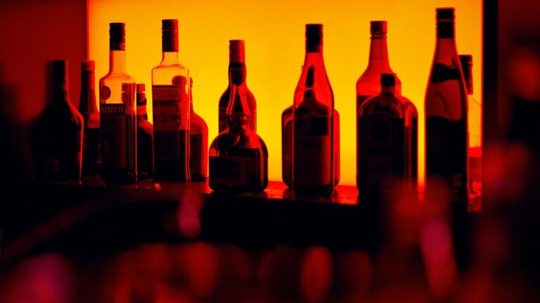 Вчені назвали три періоди життя людини, коли алкоголь швидко руйнує мозок - today.ua