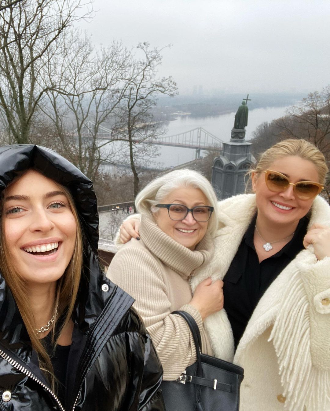 Внучка Софии Ротару с бабушкой и мамой насладились семейной прогулкой по Киеву