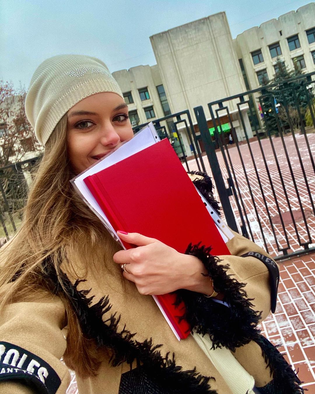 Дружина Дмитра Комарова стала магістром і отримала червоний диплом