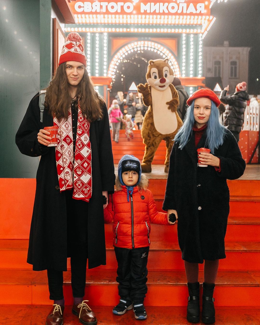 Мальвіна і два красиві хлопці: Ірина Білик з дітьми відвідала парк розваг