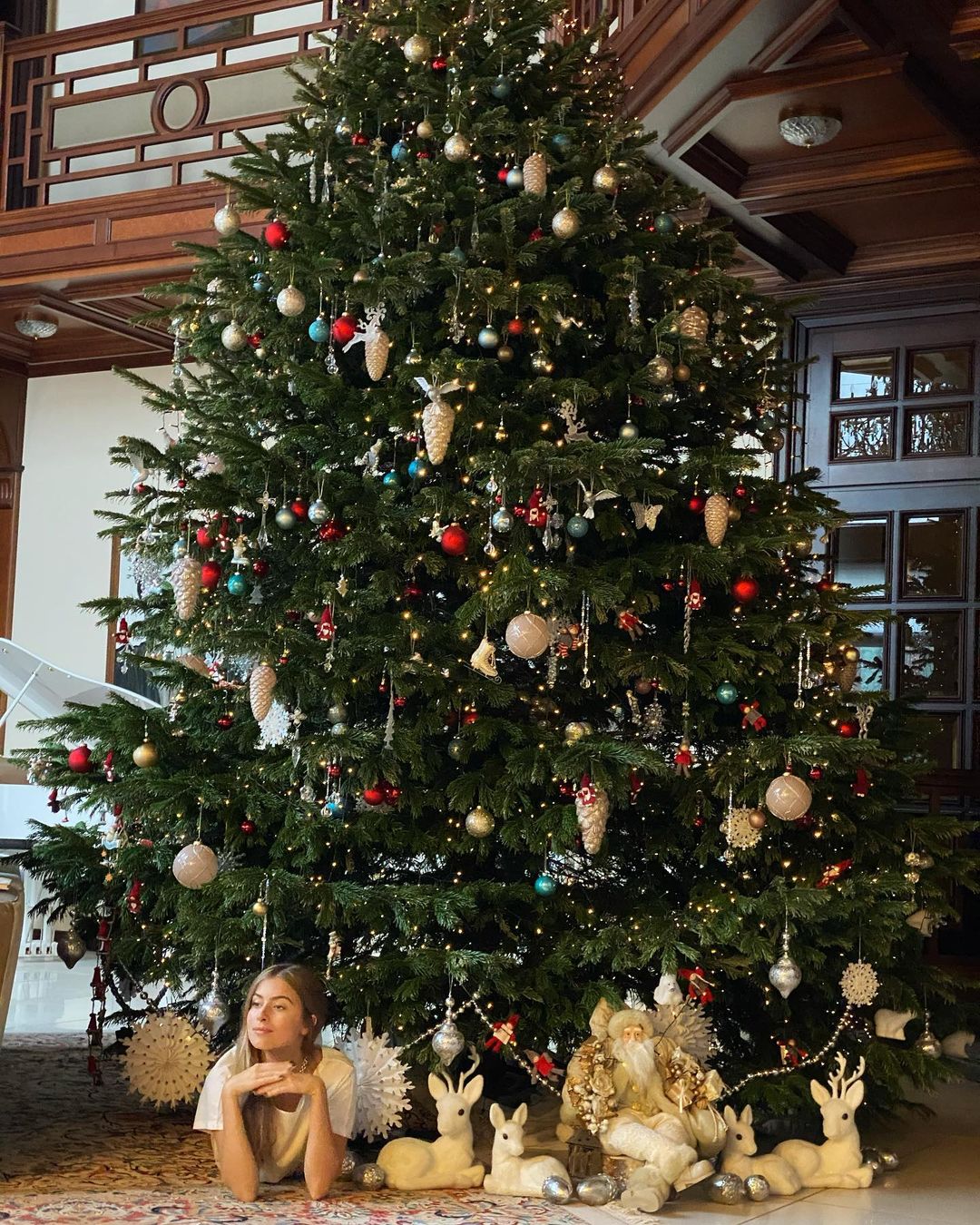 “Красивая Снегурочка“: внучка Софии Ротару под роскошной елкой очаровала фанатов