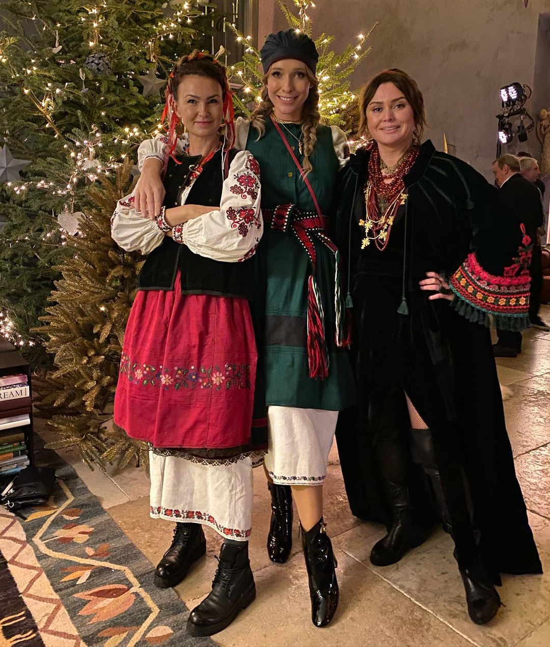 Катя Осадча в українському національному костюмі відзначила Різдво