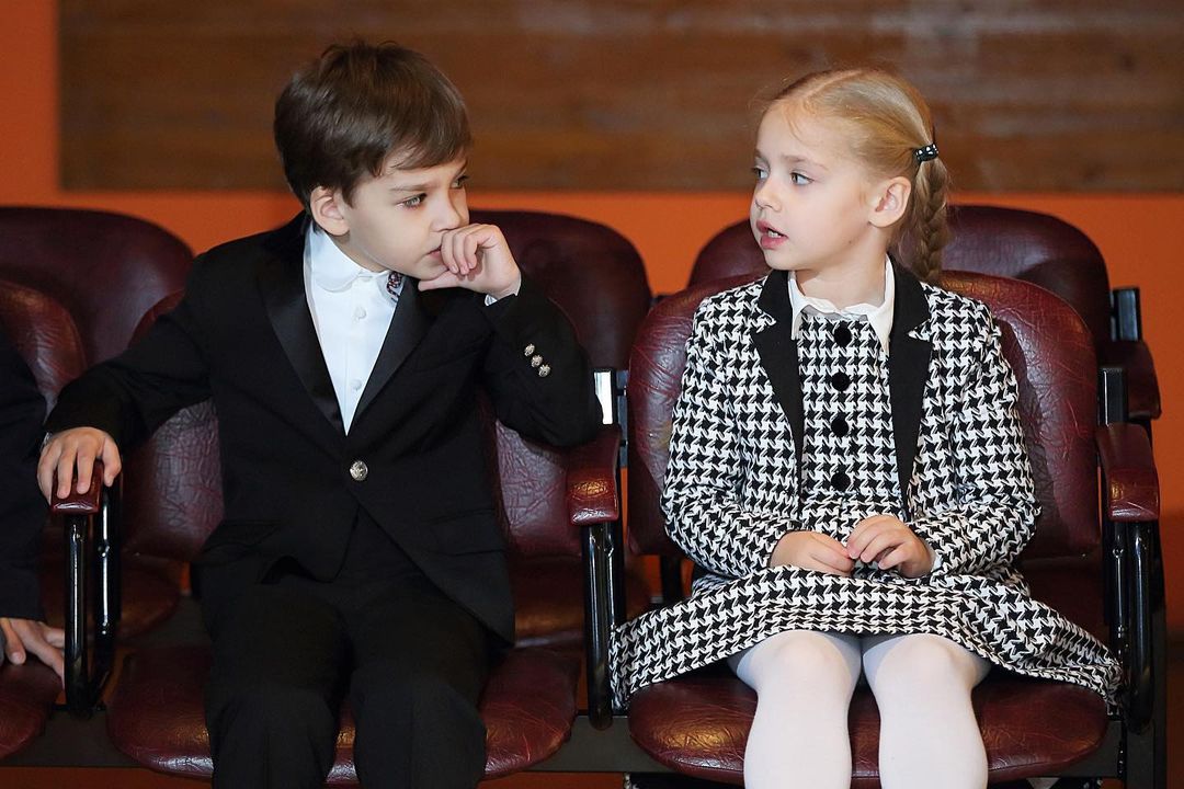 Нове відео з дітьми Алли Пугачової: чим вечеряють двійнята Ліза та Гаррі