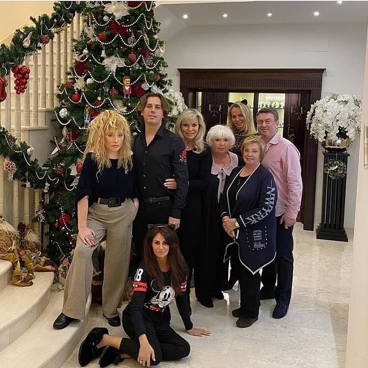У Мережі висміяли новорічне фото Пугачової і її друзів: «Замок воскових фігур»