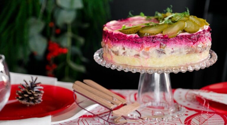 Идеальный салат “Селедка под шубой“: самый лучший рецепт закуски к Новому году - today.ua