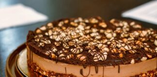 Торт “Сникерс“ без выпечки на Новый год: простой рецепт невероятно вкусного десерта - today.ua