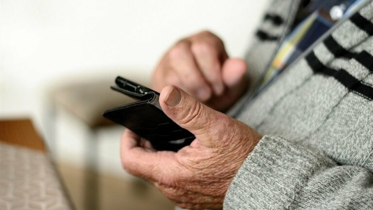 Пенсионеры в Украине могут остаться без доступной мобильной связи с нового года  - today.ua