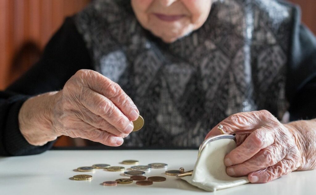 Українцям обіцяють виплатити березневі пенсії достроково