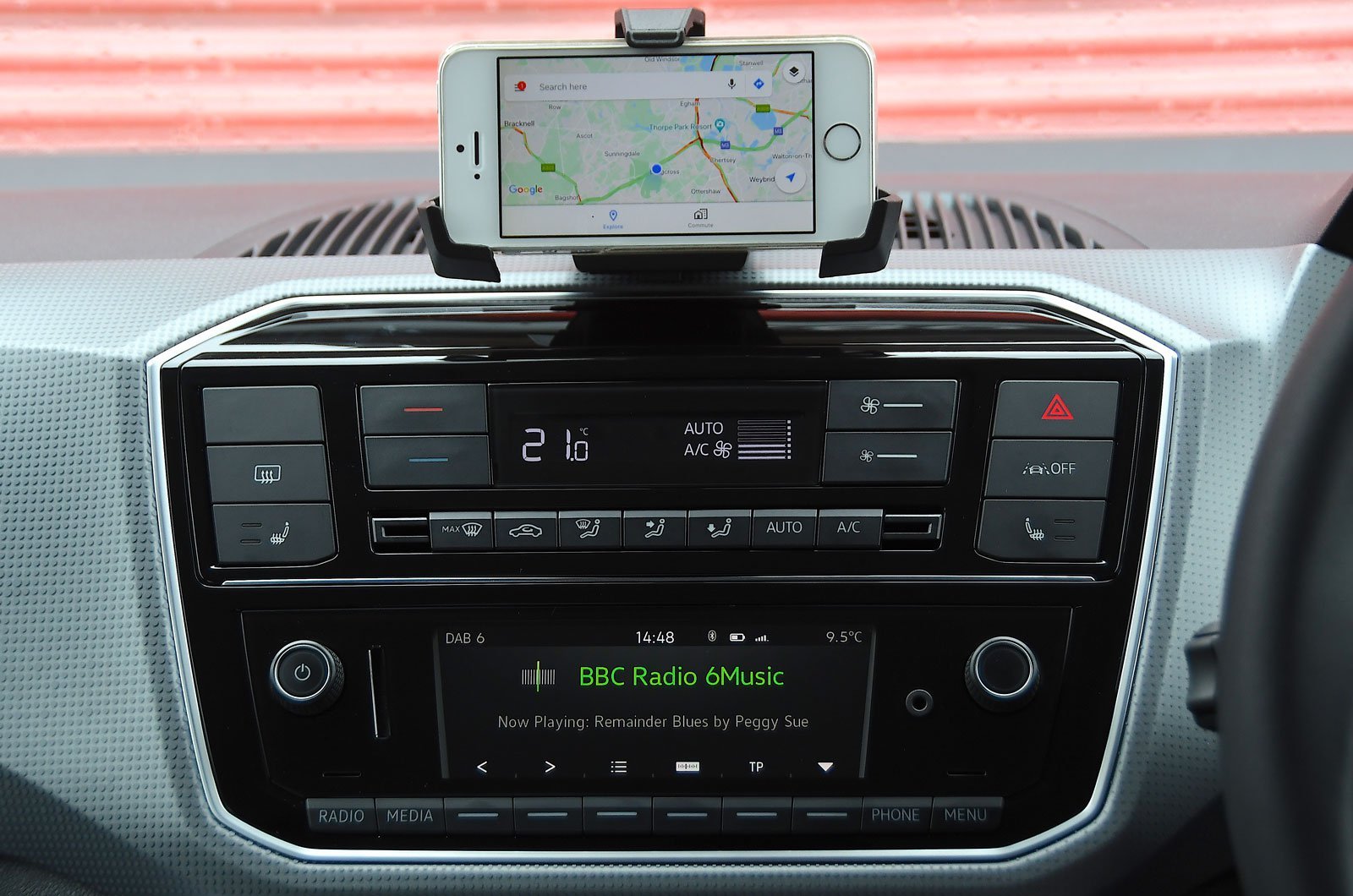 ТОП-5 мультимедийных систем, которые больше всего отвлекают водителей