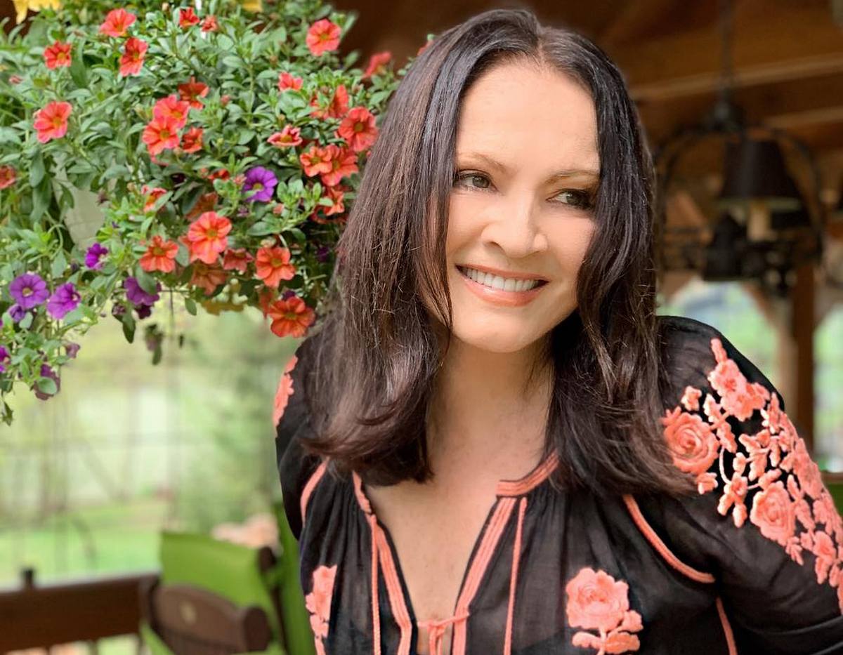 Нестареющая София Ротару выступила на Вечернем квартале в красном платье - today.ua