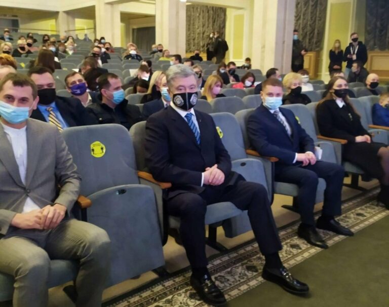 В Ровно атошник обвинил Порошенко в давлении на суд и проклял его семью - today.ua