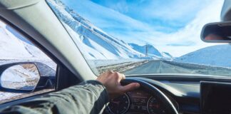 Чому водіям потрібно обов'язково знімати верхній одяг в автомобілі взимку - today.ua