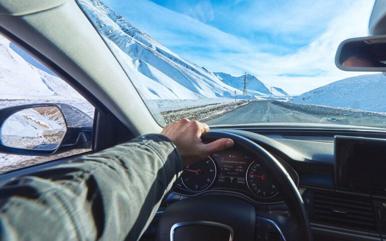 Почему водителям нужно обязательно снимать верхнюю одежду в автомобиле зимой - today.ua