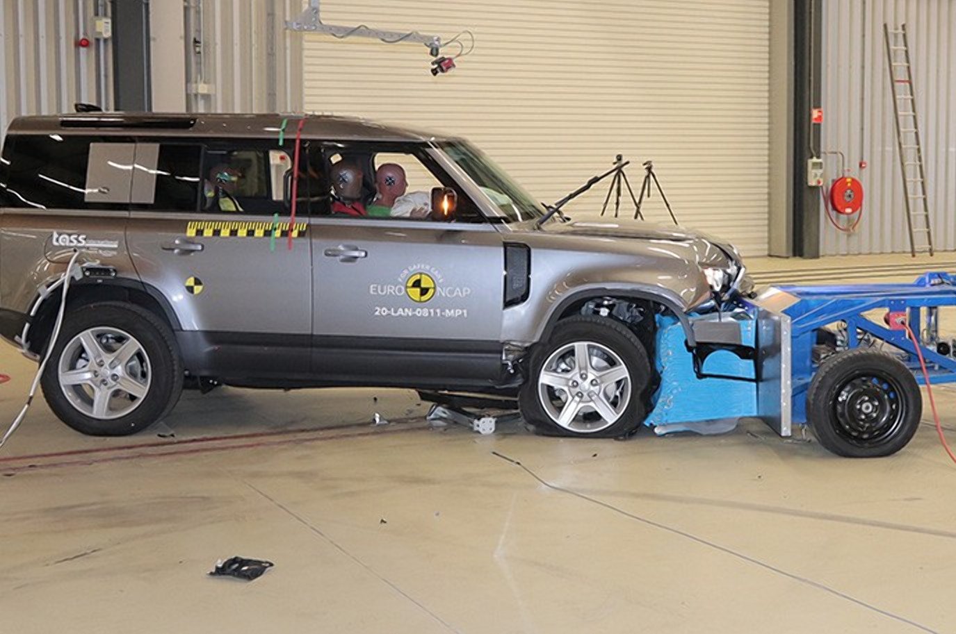 Новый Land Rover Defender разбили ради теста