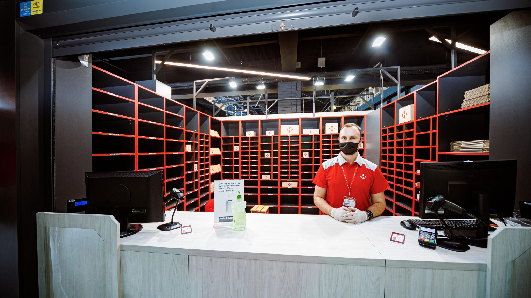 Новая почта оказалась в центре скандала с клиенткой, которая отказалась надеть маску - today.ua