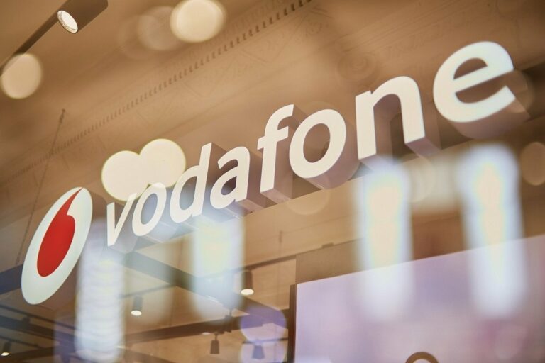 Vodafone дарит абонентам безлимитные звонки и интернет на новогодние праздники - today.ua