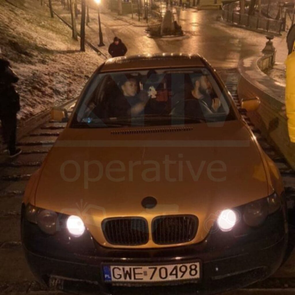 В центре Киева водитель на “евробляхе“ сократил себе путь, отправившись через парк