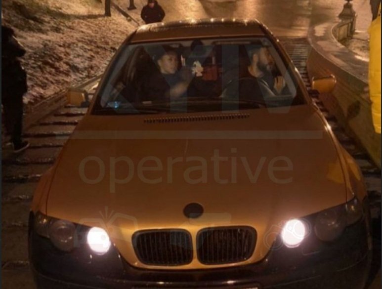 В центре Киева водитель на "евробляхе" сократил себе путь, отправившись через парк