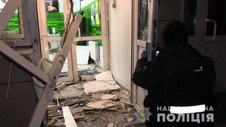 В Киеве на Троещине взорван терминал ПриватБанка: в полиции рассказали о масштабах потерь - today.ua