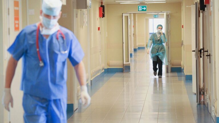 У багатьох регіонах медикам зрізали зарплати: скільки реально отримують лікарі та медсестри - today.ua