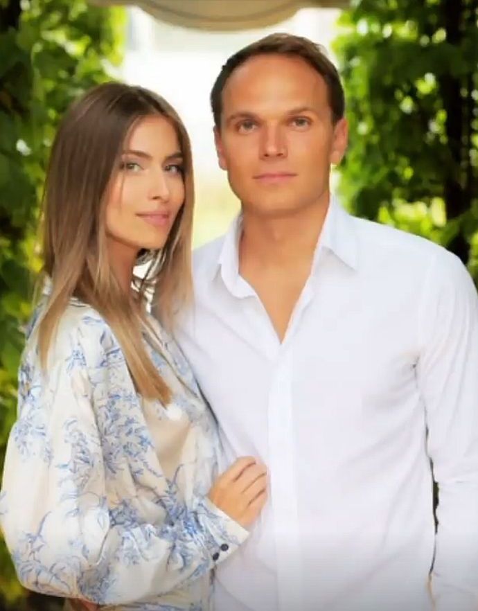 Онука Софії Ротару з нареченим з'явилася в центрі Києва на романтичному побаченні