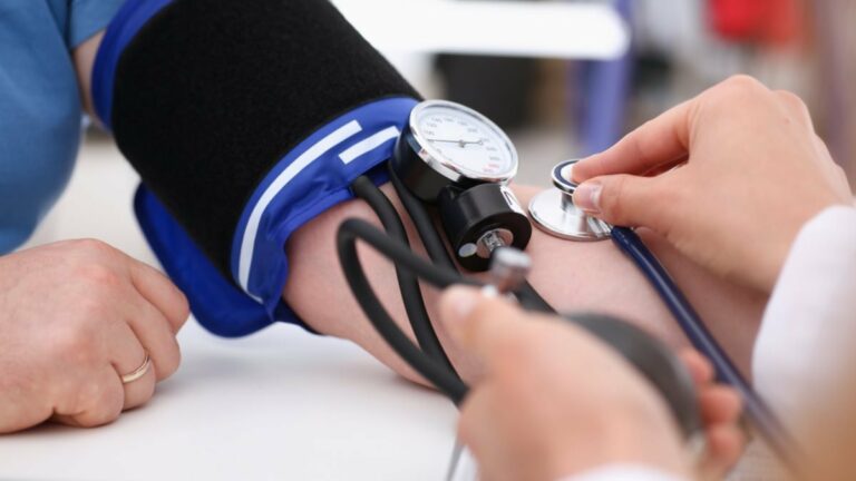 Медики рассказали, как можно снизить артериальное давление без лекарств: сумеет не каждый - today.ua