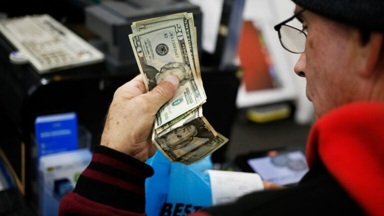Курс доллара пошел вниз: украинцам советуют, как можно на этом заработать - today.ua