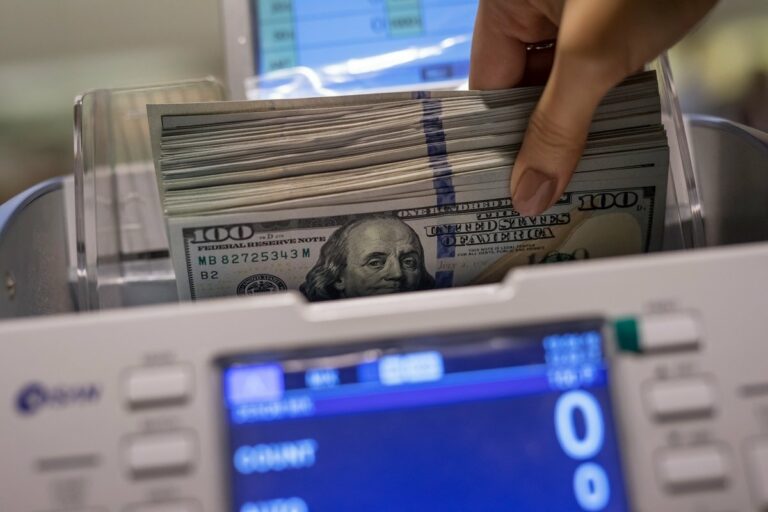 Что будет с курсом доллара на следующей неделе: решение примут иностранцы - today.ua