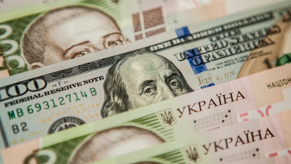 Снарядами – по гривні: курс долара різко пішов угору після загострення ситуації на Донбасі