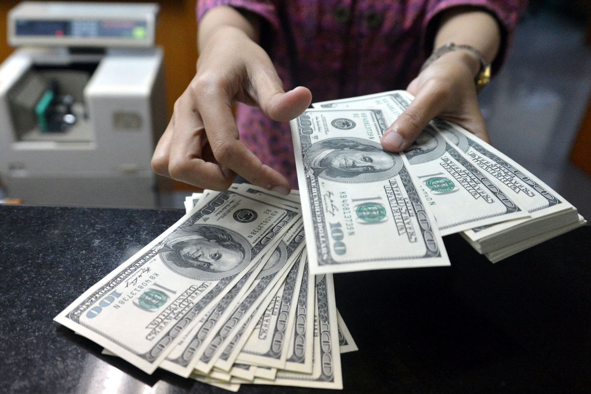 Українці продали валюти на рекордну суму: в НБУ назвали головну причину