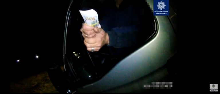 ДТП с автомобилем “Новой почты“ под Львовом: пьяный водитель хотел откупиться от полицейских взяткой - today.ua
