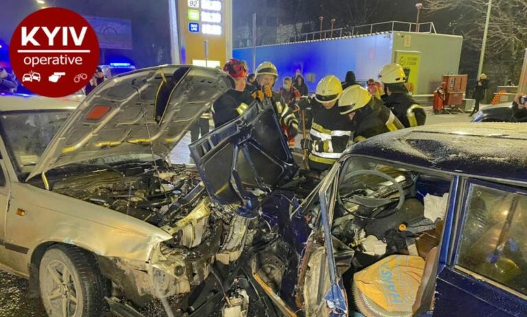 В Киеве произошло масштабное ДТП с пятью автомобилями: видео - today.ua