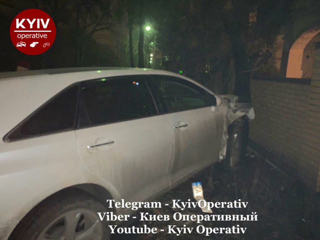 ДТП в Киеве с участием пьяного следователя полиции: капитан влетел в припаркованную машину