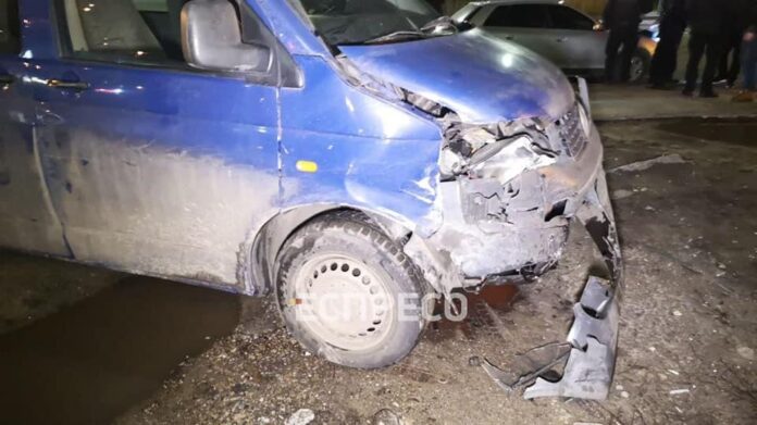 ДТП в Киеве с полицейским автомобилем и пьяным водителем: от удара машину выбросило на обочину