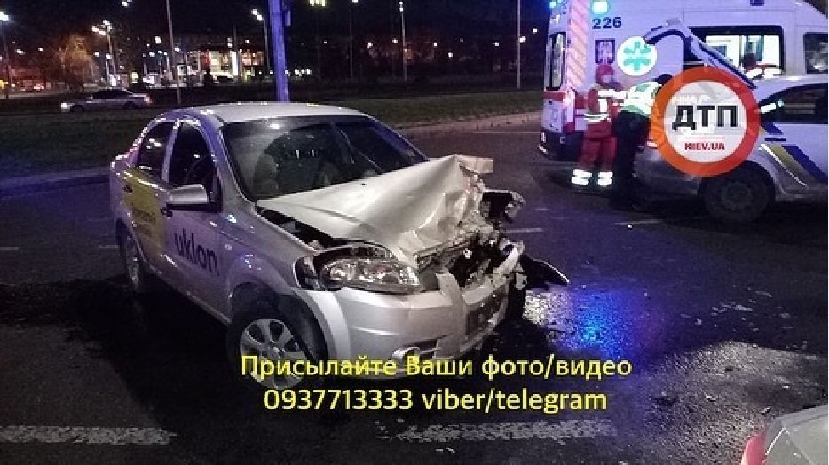 ДТП с такси в Киеве: людей с травмами увозили три скорые помощи - today.ua